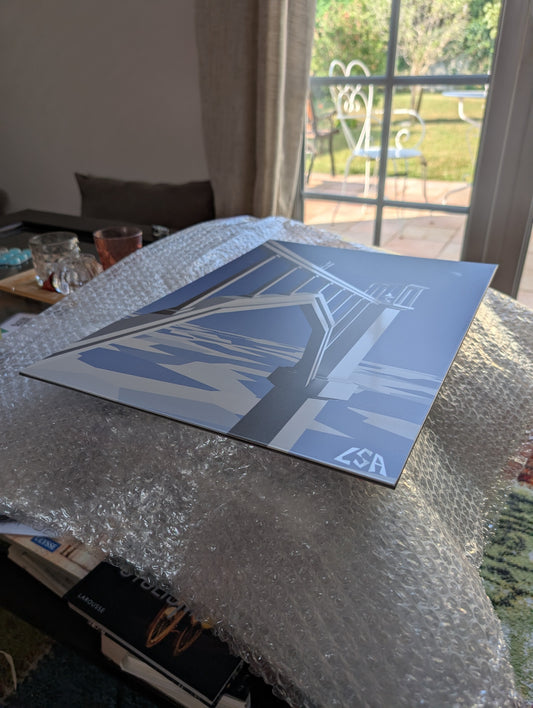 light reflecting on aluminium print to show the glossy finish