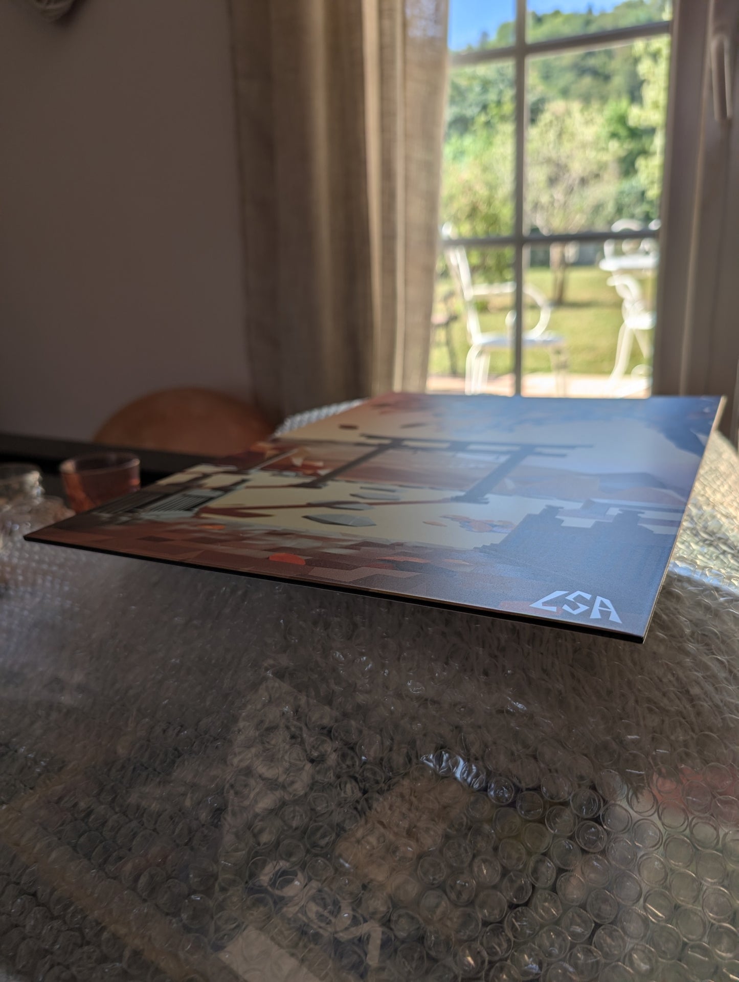 light reflecting on aluminium print to show the glossy finish