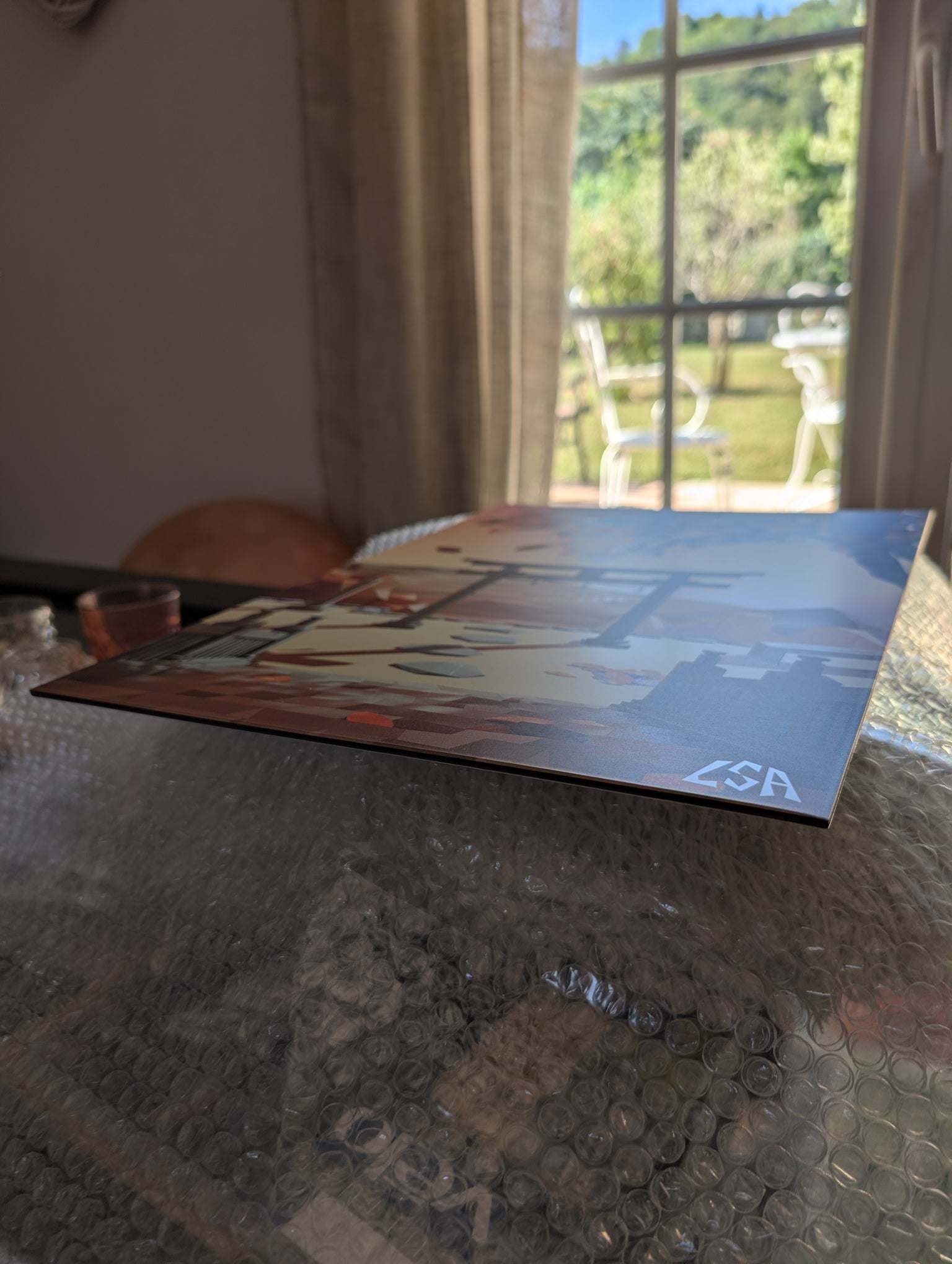 light reflecting on aluminium print to show the glossy finish
