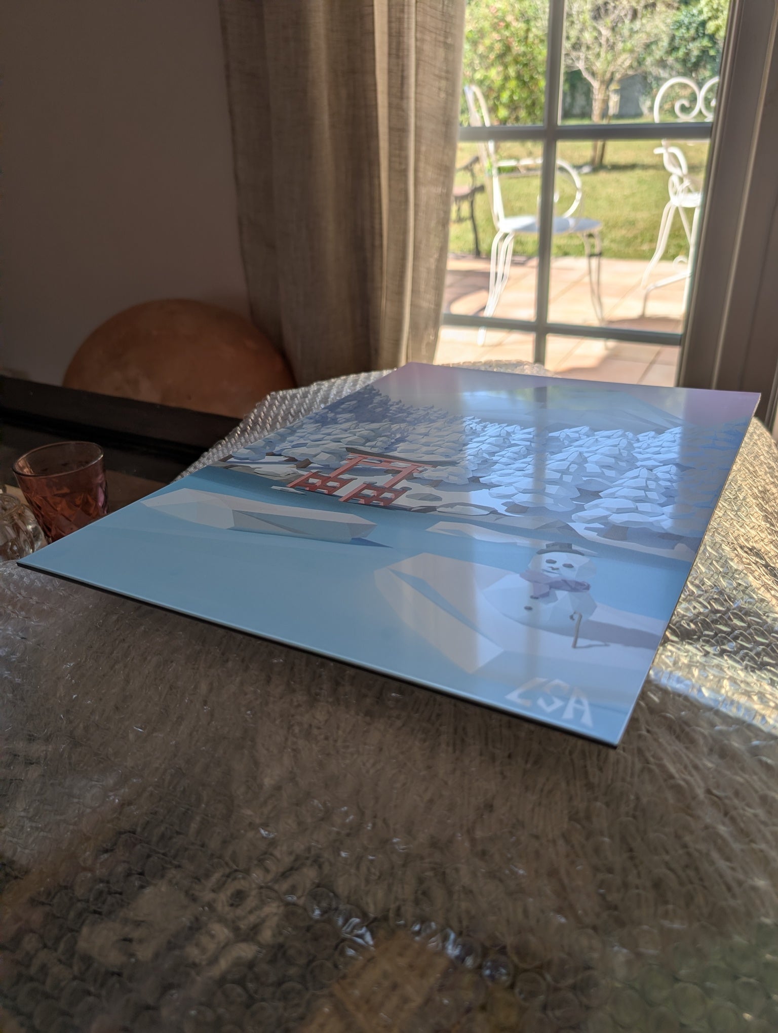 light reflecting on aluminium print to show the glossy finish