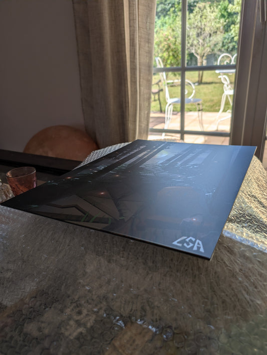 light reflecting on aluminium print to show the glossy finish