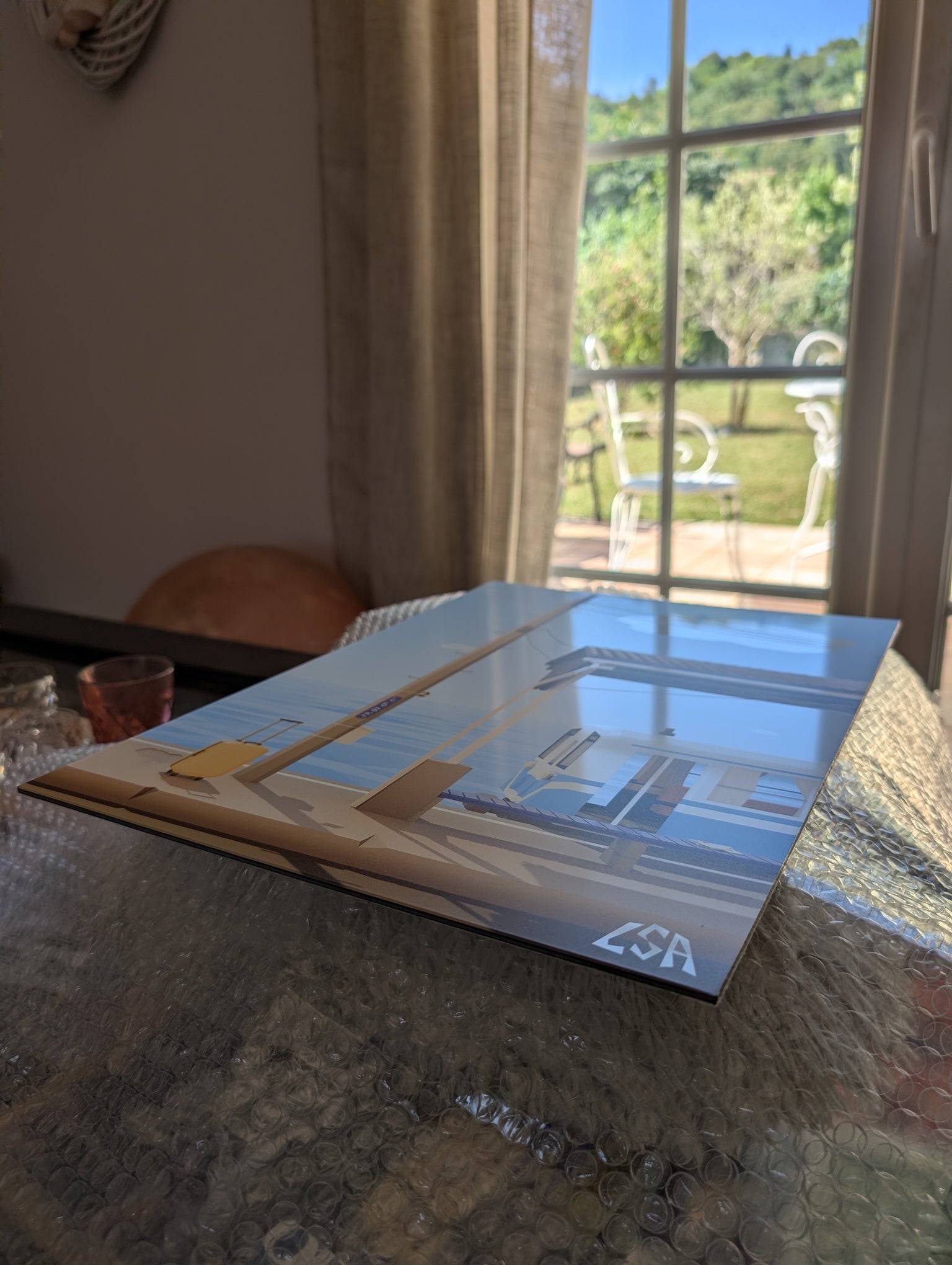 light reflecting on aluminium print to show the glossy finish