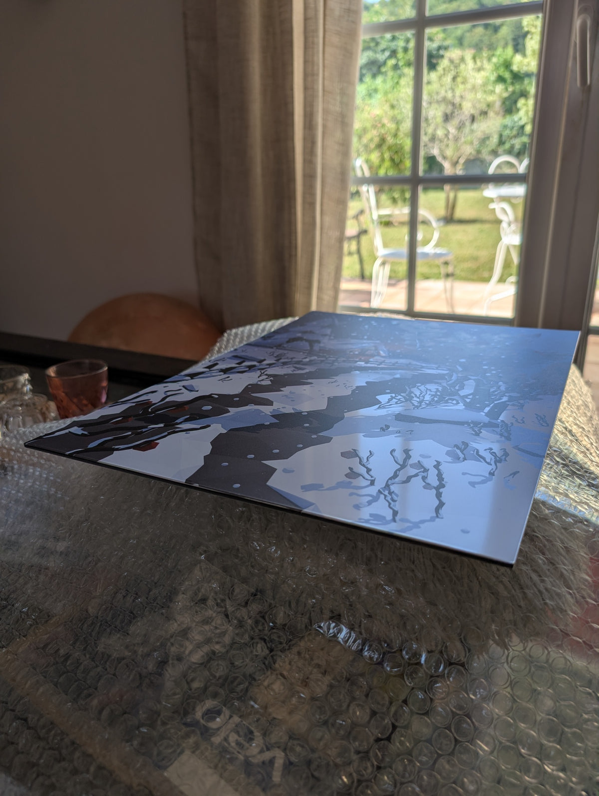 light reflecting on metal poster to show the glossy finish